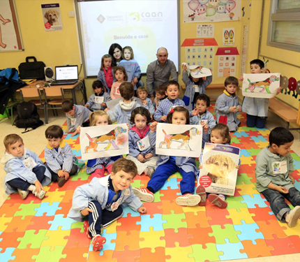 La campaña de concienciación contra el maltrato de los animales se extenderá a los 2.200 niños de los campamentos de A Lanzada